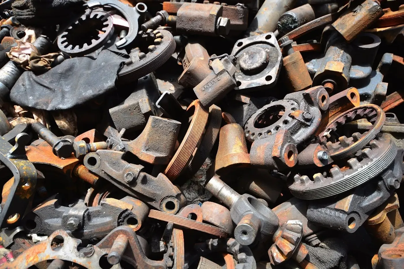 Rūšiuotos metalo detalės ir krumpliaračiai